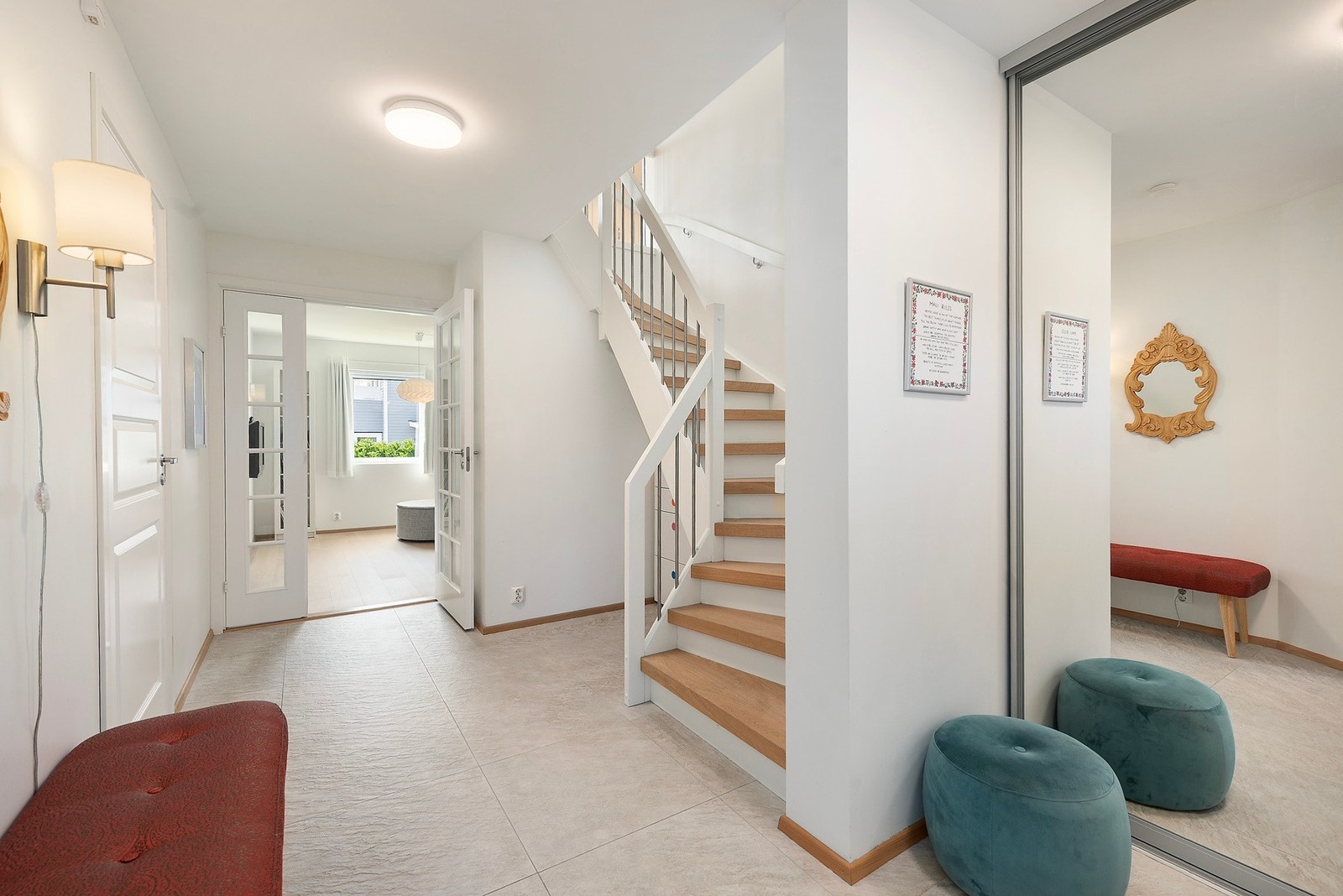 Har er det flislagt gulv med gulvvarme og god plass til ryddig jakkeoppheng i skyvedørsgarderobe med speildører Galleribilde