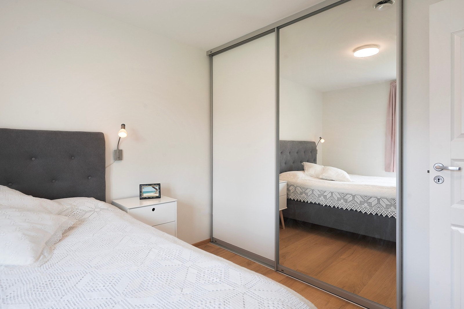 Romslige skyvedørsgarderober går igjen i flere av rommene og gir praktisk og plassbesparende oppbevaring med stil Galleribilde