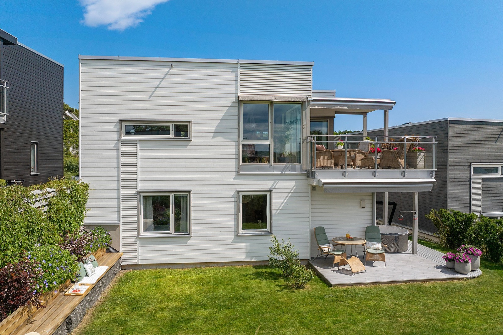 Her har du deilig terrasse i 1. og 2.etasje i tillegg til deilig hage du kan boltre deg i Galleribilde