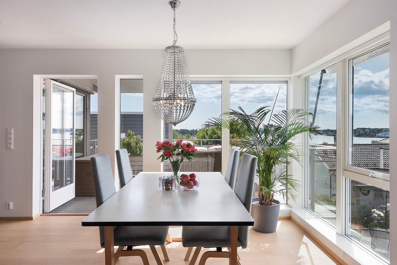 Med vinduer fra gulv til tak får du en nydelig utsikt fra spisebordet Galleribilde