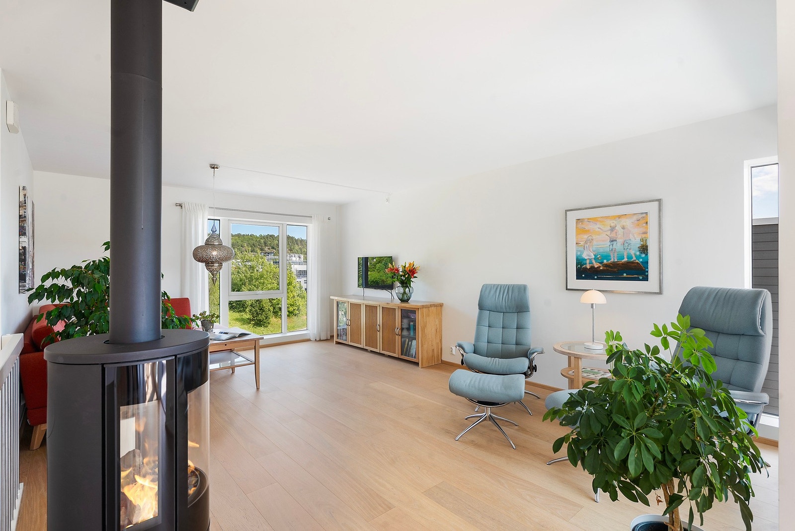 I stuen har du plass til både godstoler og sofagruppe hvor familien kan samles Galleribilde