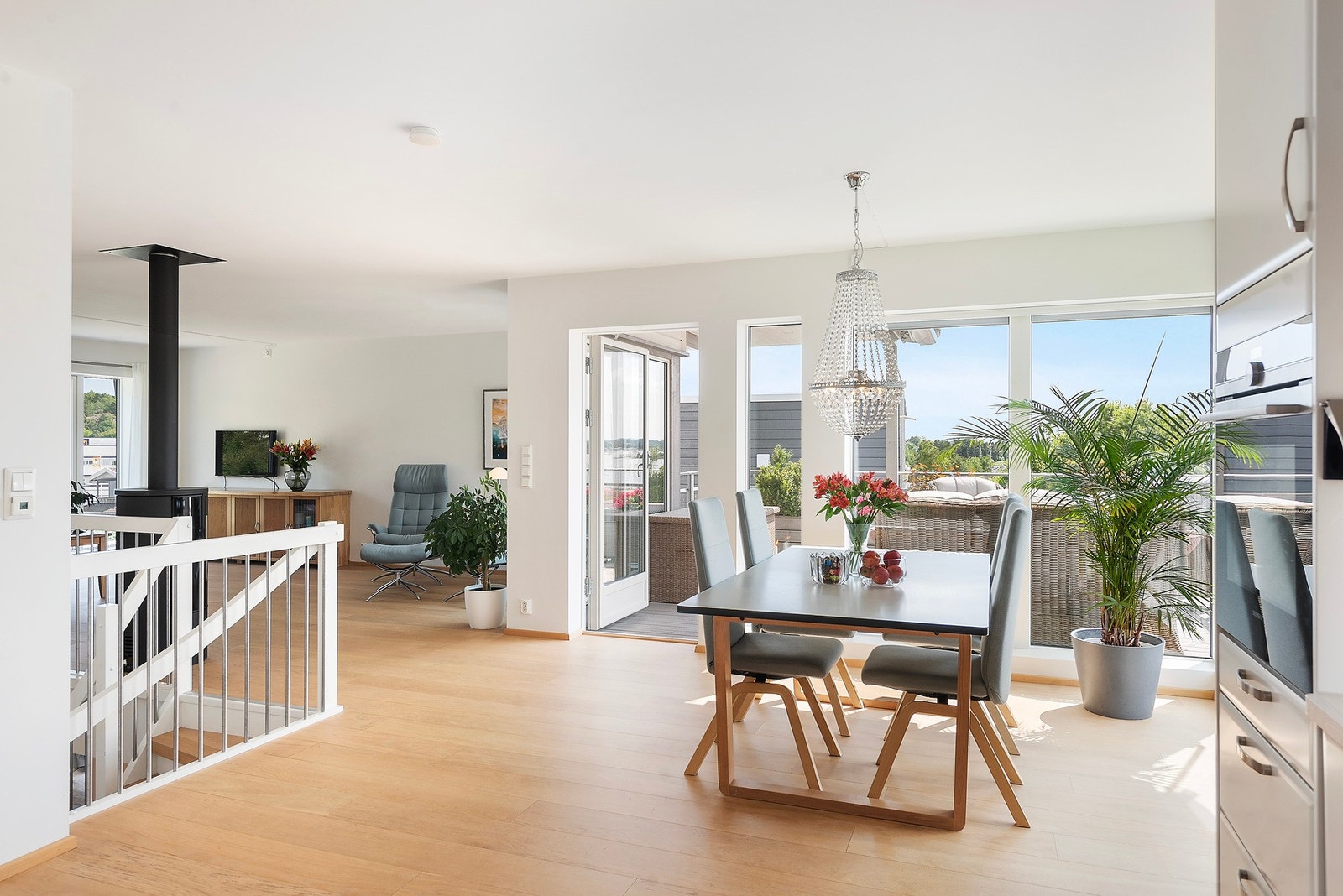 Med en åpen vinkel mellom stue og kjøkken får du et lyst og luftig rom, samtidig som utformingen skaper en naturlig oppdeling av sonene Galleribilde