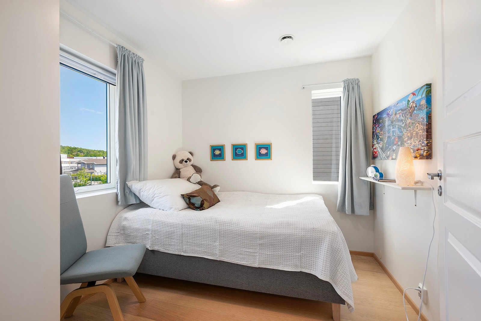 Soverommene er romslige nok til at hvert familiemedlem får sitt eget private område med plass til både seng og personlige eiendeler Galleribilde