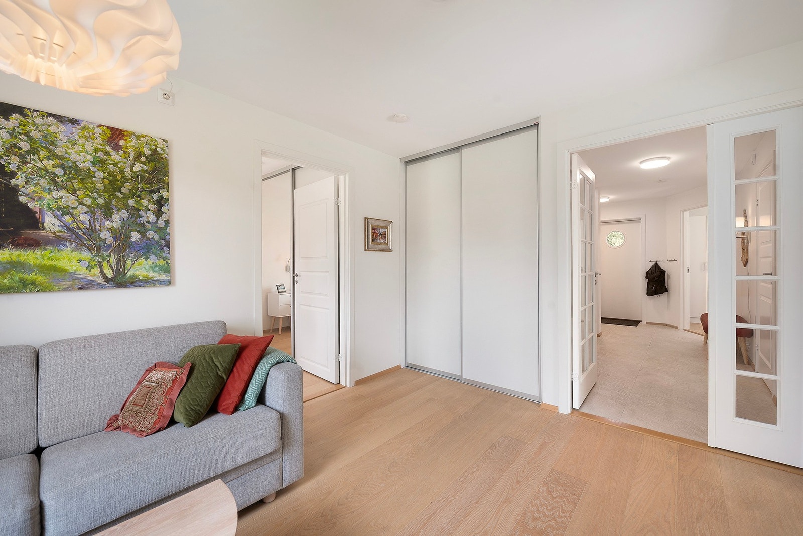 De to soverommene er smart plassert i hver sin ende av etasjen, med adkomst henholdsvis fra tv-stue og entré - ideelt for å skape ro og avskjerming Galleribilde