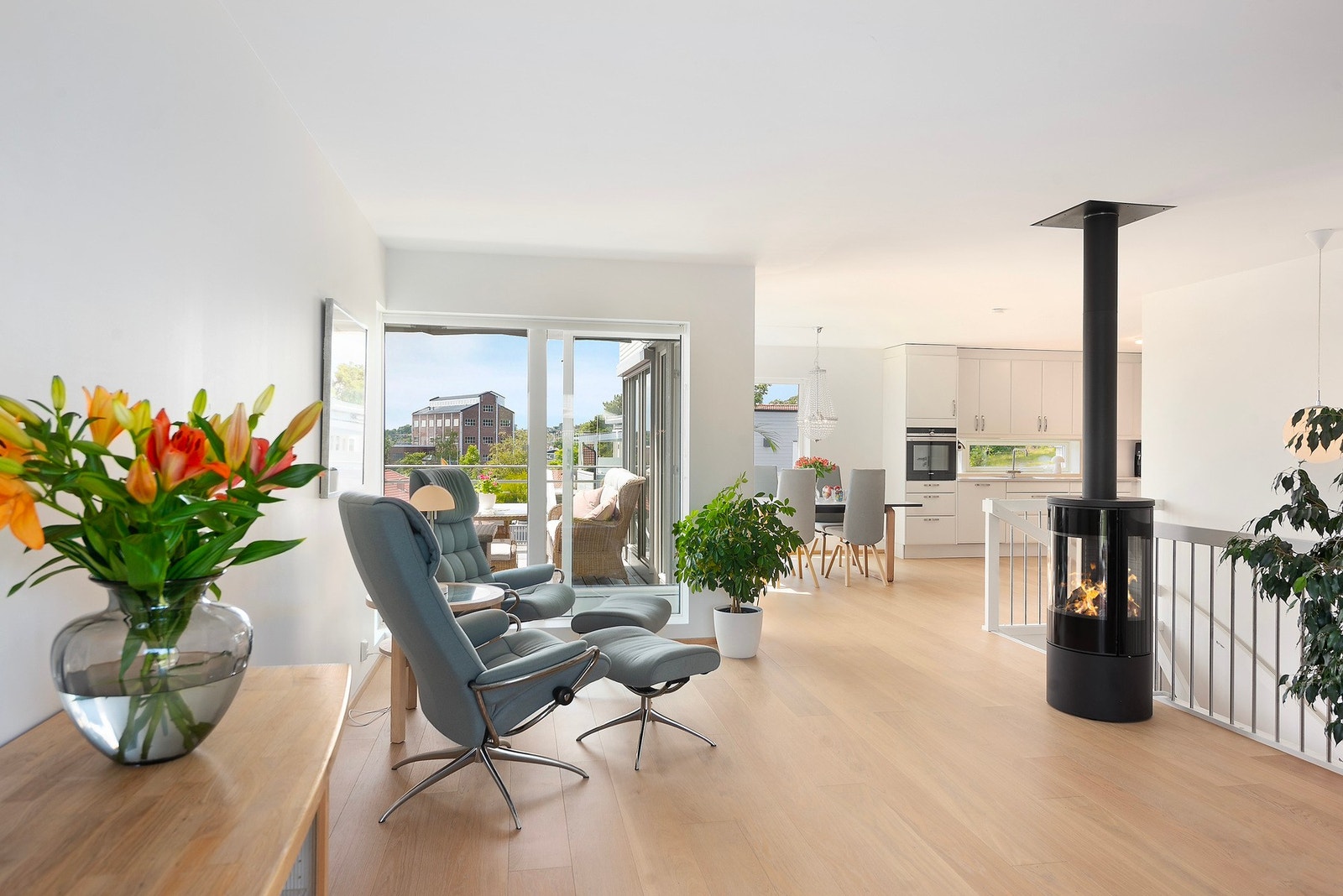 Gjennomgående lyse og åpne rom med rikelig lysinnslipp gir boligen en behagelig og innbydende atmosfære Galleribilde