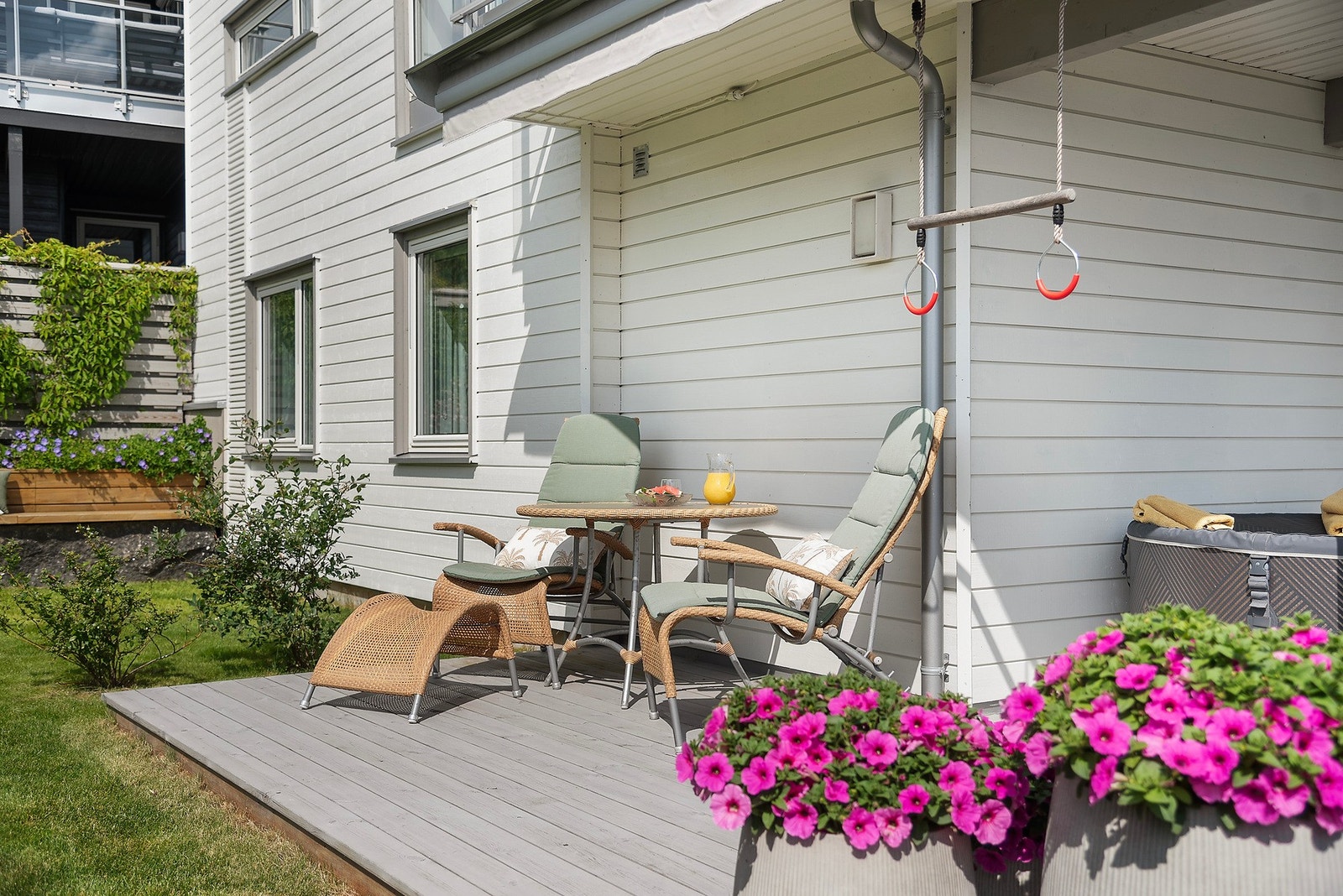 Boligen byr på flere deilige plasser som kan nytes når solen titter frem Galleribilde