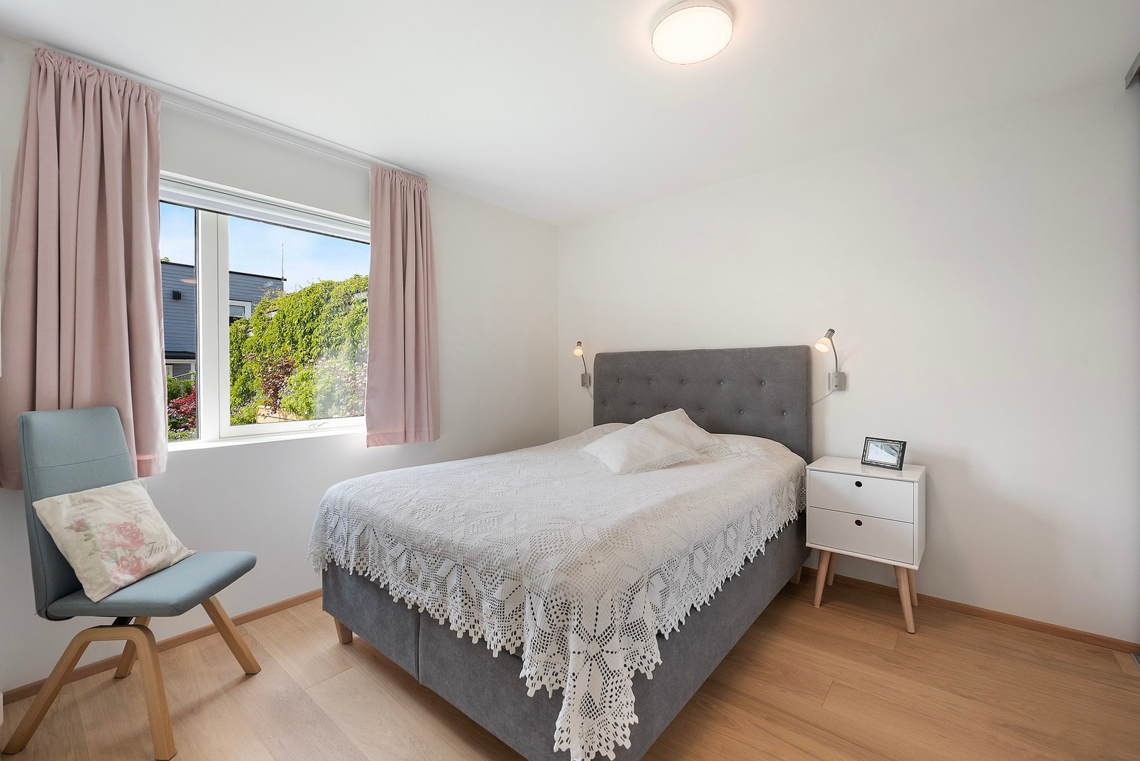 Rommene har en moderne og nøytral stil med lyse farger og glatte overflater - klare for at du kan sette ditt eget preg Galleribilde