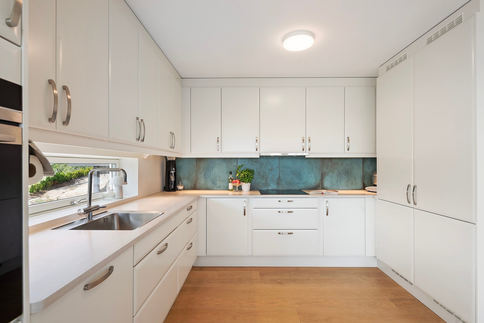 På kjøkkenet er plassen godt utnyttet og du har rikelig med skap- og benkplass Galleribilde