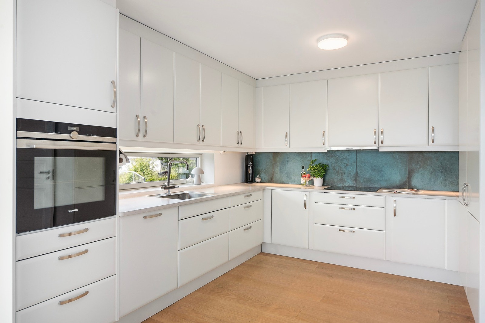 Innvendig har du rene og lyse overflater i tillegg til godt lysinnslipp fra flere vinduer Galleribilde