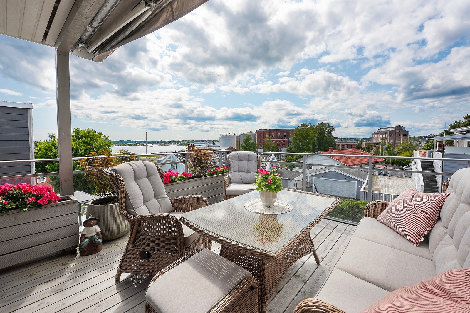 Fra uteplassen har du sjøutsikt og sol som kan nytes til langt på kveld Galleribilde