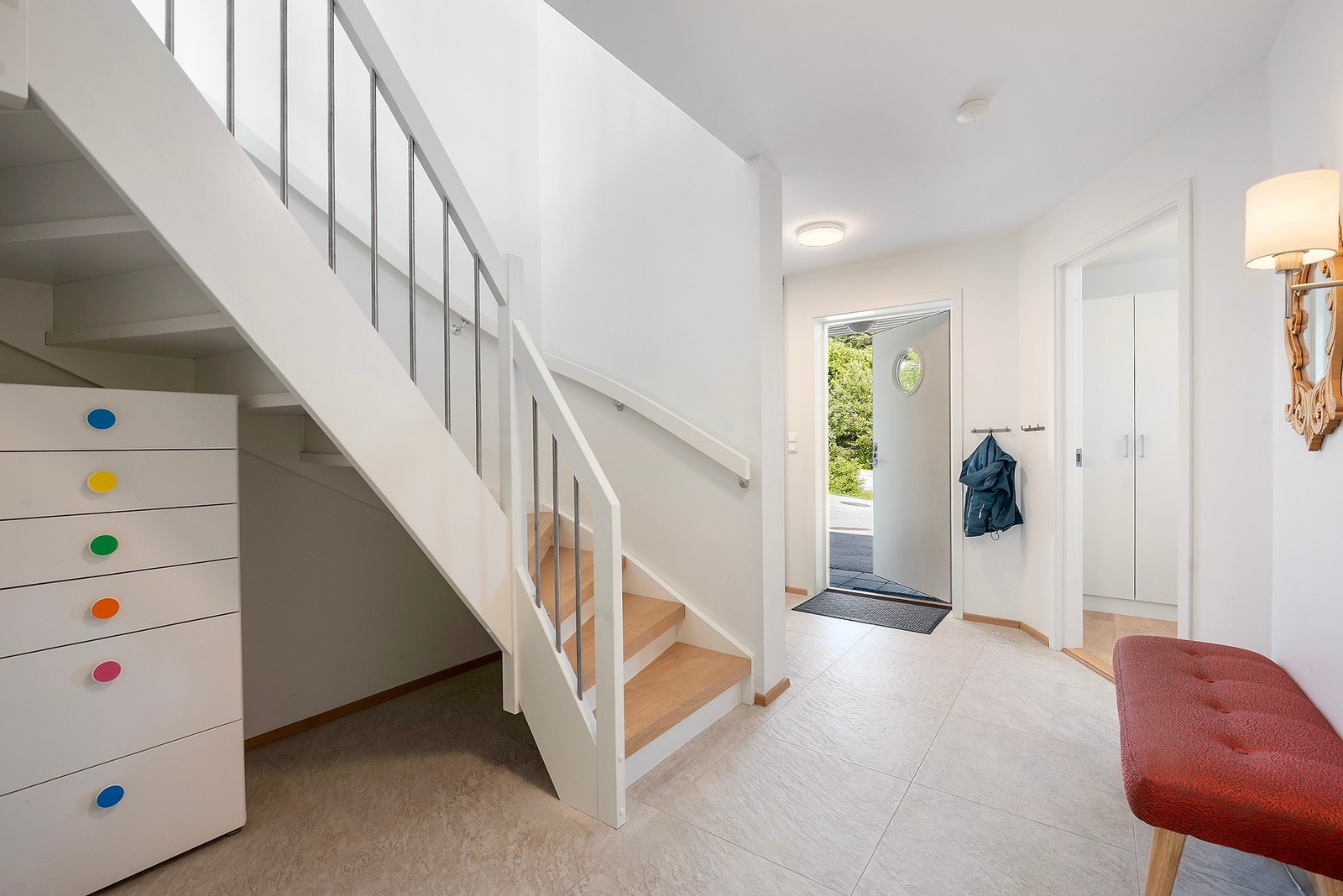 En lys og åpen entré ønsker deg velkommen innenfor ytterdøren, og gir et flott førsteinntrykk av boligen Galleribilde