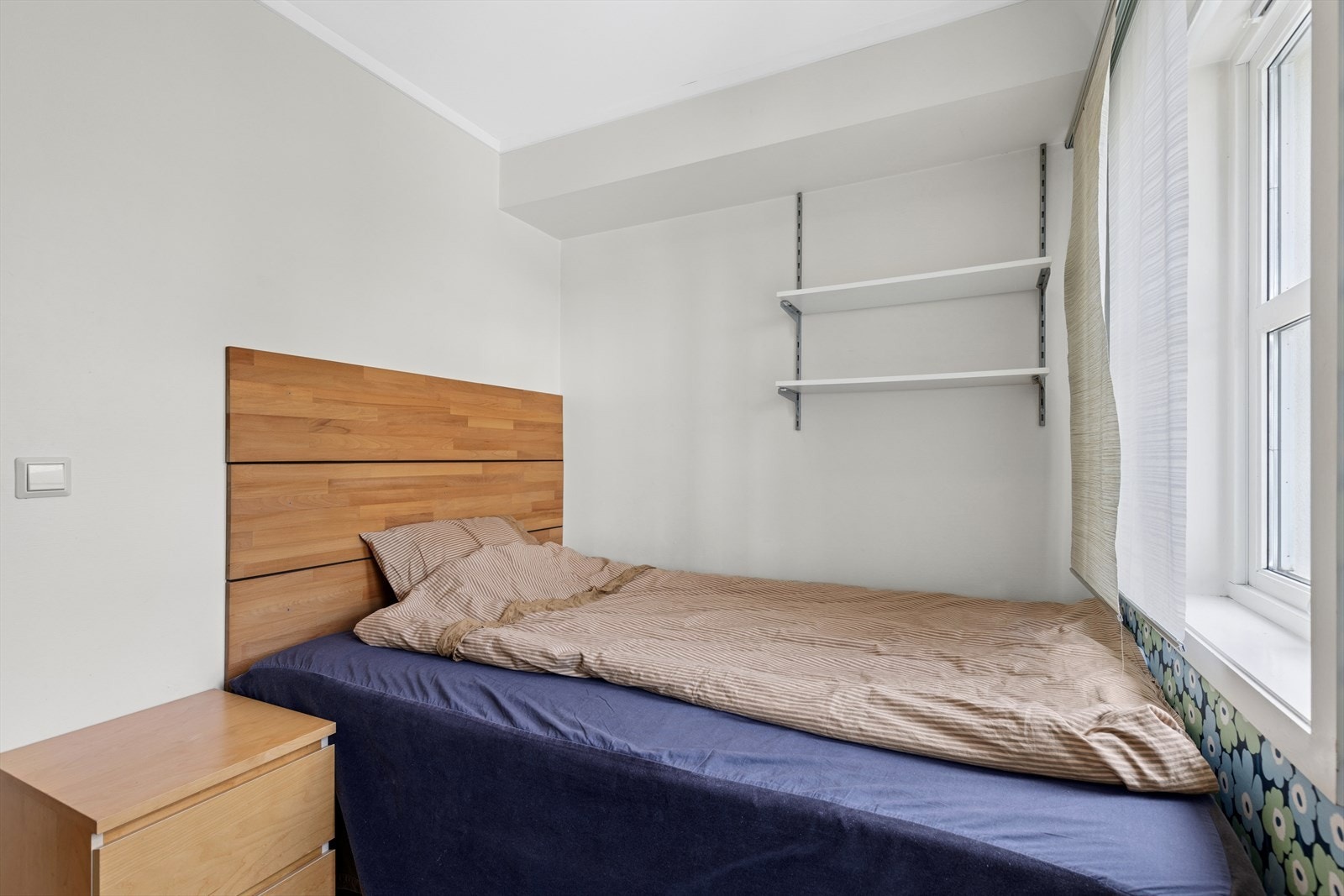 Soverommet er romslig med plass til både dobbeltseng, garderobe og eventuelt en liten kontorplass. Vinduet vender mot den rolige bakgården. Galleribilde