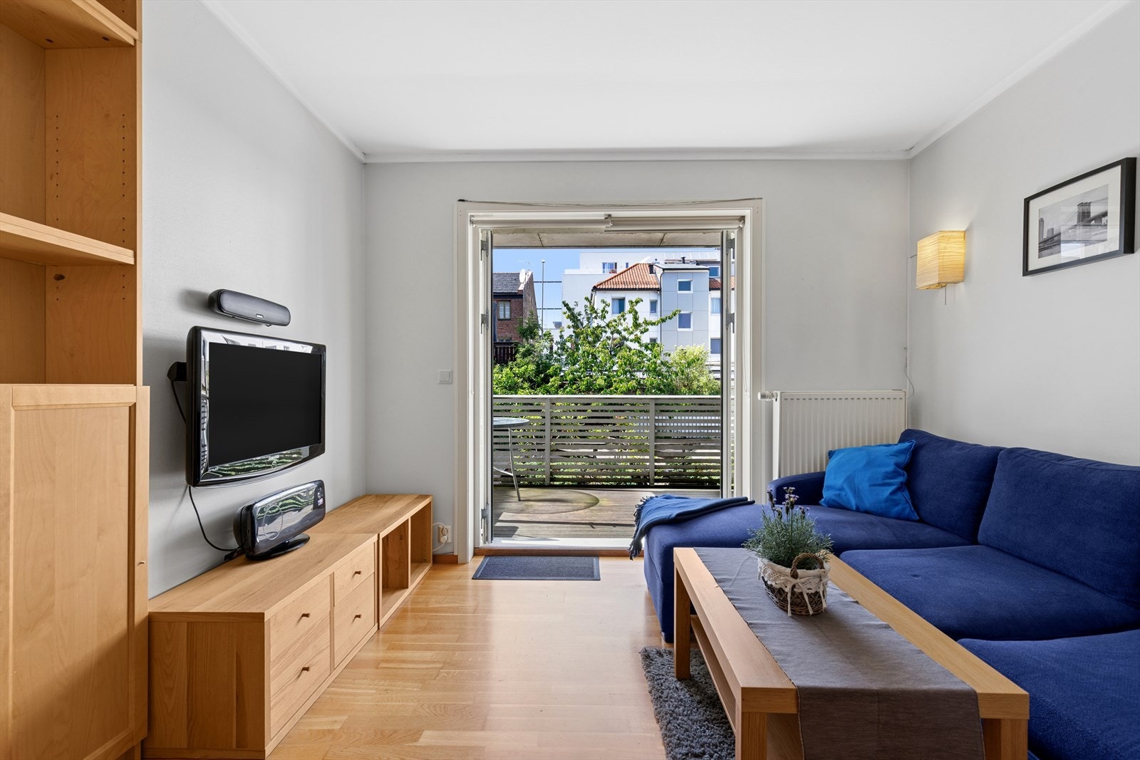 Stuen oppleves lys og innbydende, med plass til både salong og spisebord. Store vindusflater slipper inn rikelig med dagslys og gir rommet en luftig atmosfære. Galleribilde