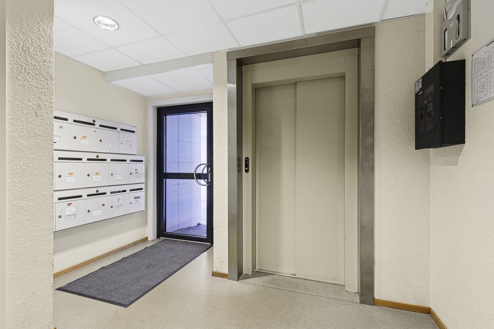Heis fra bakkeplan tar deg direkte opp til leiligheten som ligger i byggets 2. etasje. Galleribilde