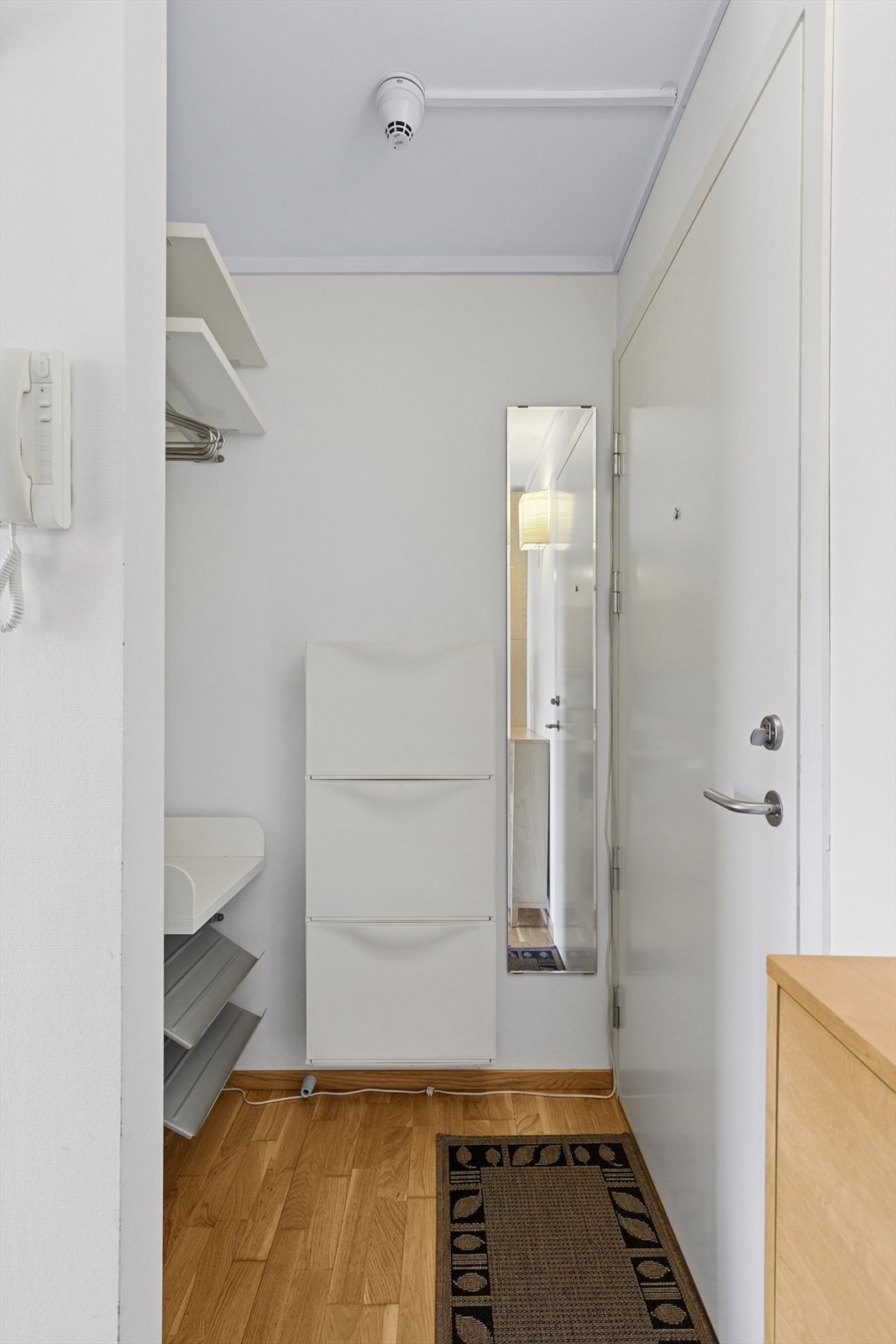 Entréen har en praktisk garderobeløsning med god plass til yttertøy og sko. Galleribilde