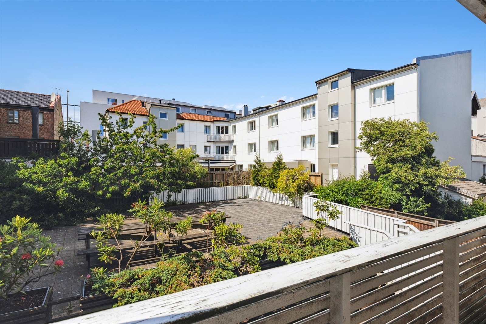 Stort felles uteareal med sitteplasser i bakgården. Galleribilde