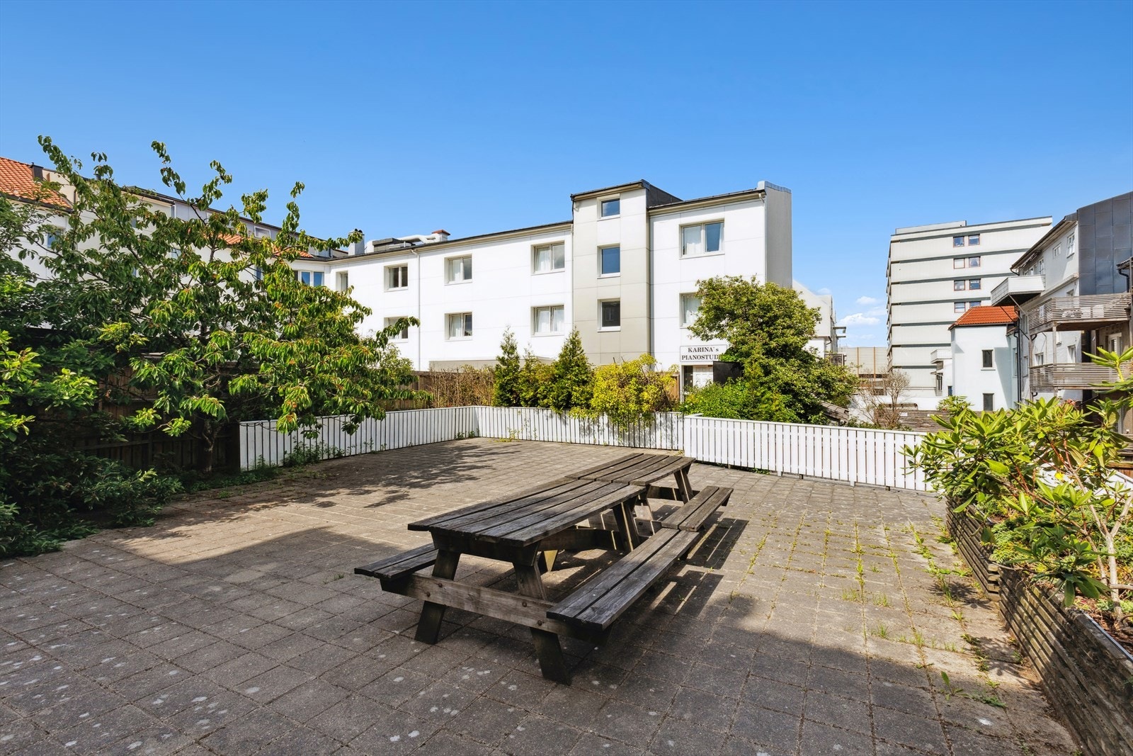 Felles bakgård. Galleribilde