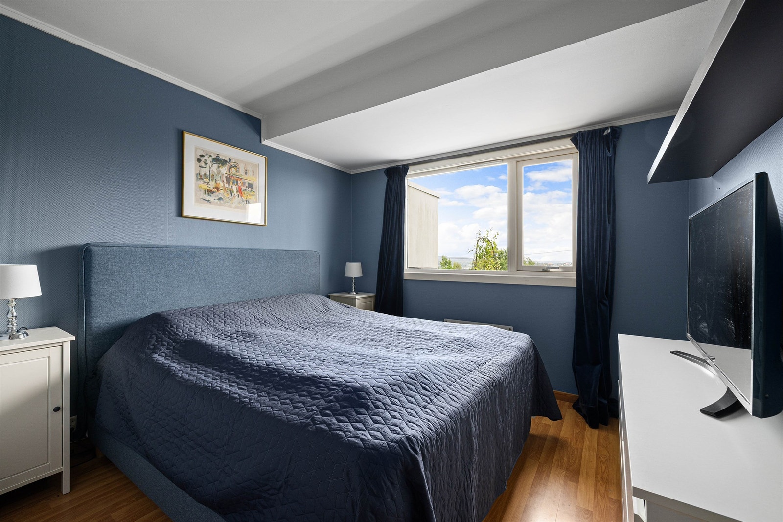 Romslig soverom med god plass til dobbeltseng, og garderobe - behagelig og lunt uttrykk. Galleribilde
