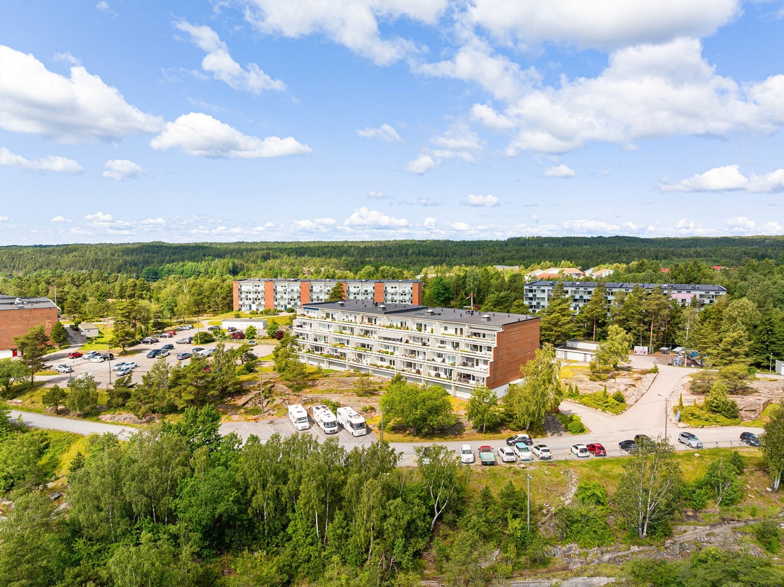 Attraktiv beliggenhet omgitt av natur, gangveier og luftige grøntarealer. Galleribilde