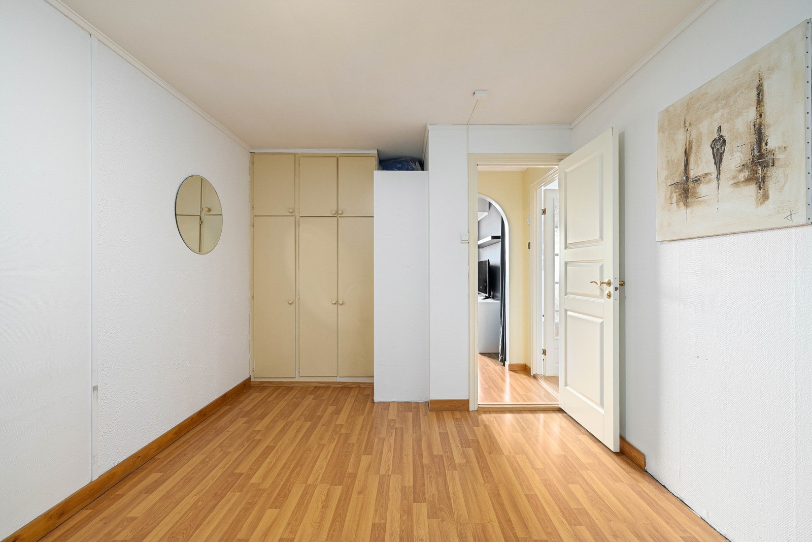 Praktisk rom med skap og oppbevaringsmuligheter. Galleribilde