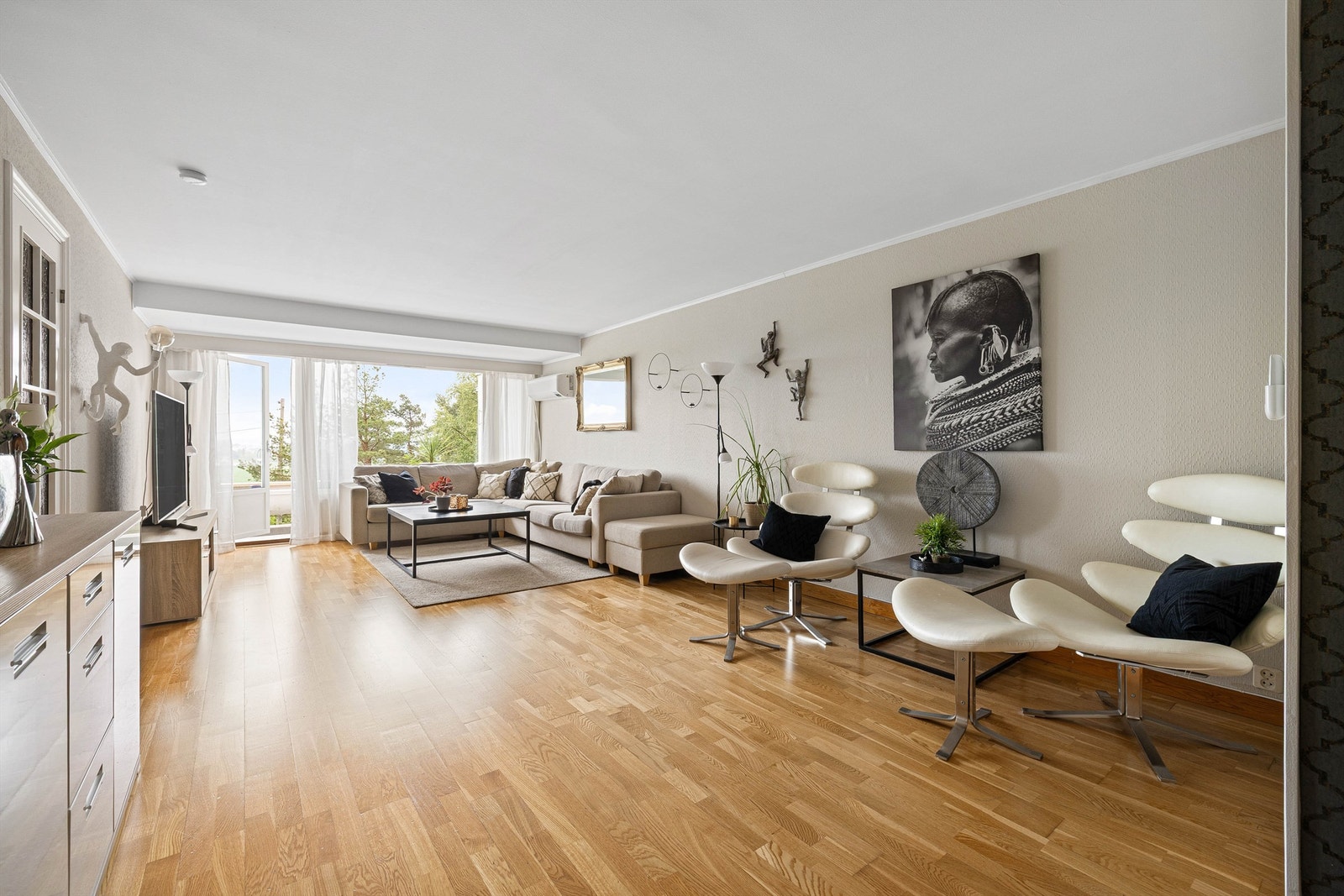 Lys og luftig stue med plass til både sofagruppe, og spisebord - utgang til østvendt balkong. Galleribilde