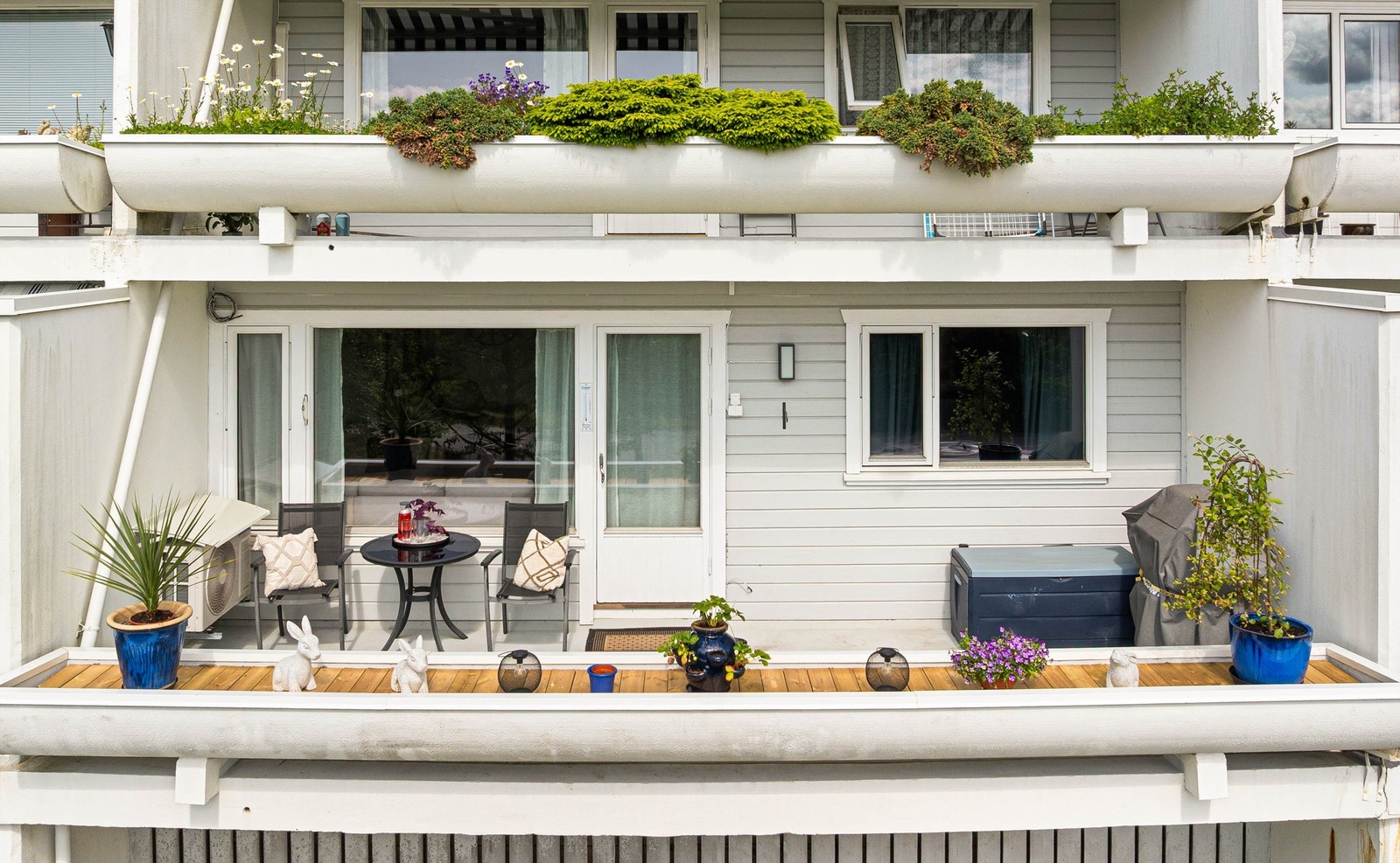 Stor østvendt balkong med god plass til både sitteplass og grill. Perfekt forlengelse av stuen, samt til å nyte morgen/formiddagssol. Galleribilde