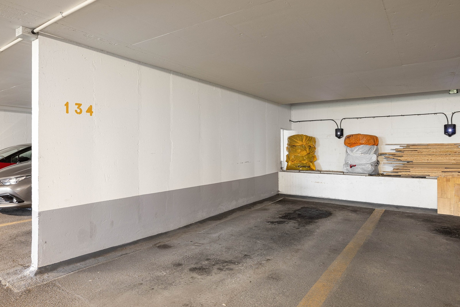 Tildelt parkeringsplass - lader tilhørende plassen. Galleribilde