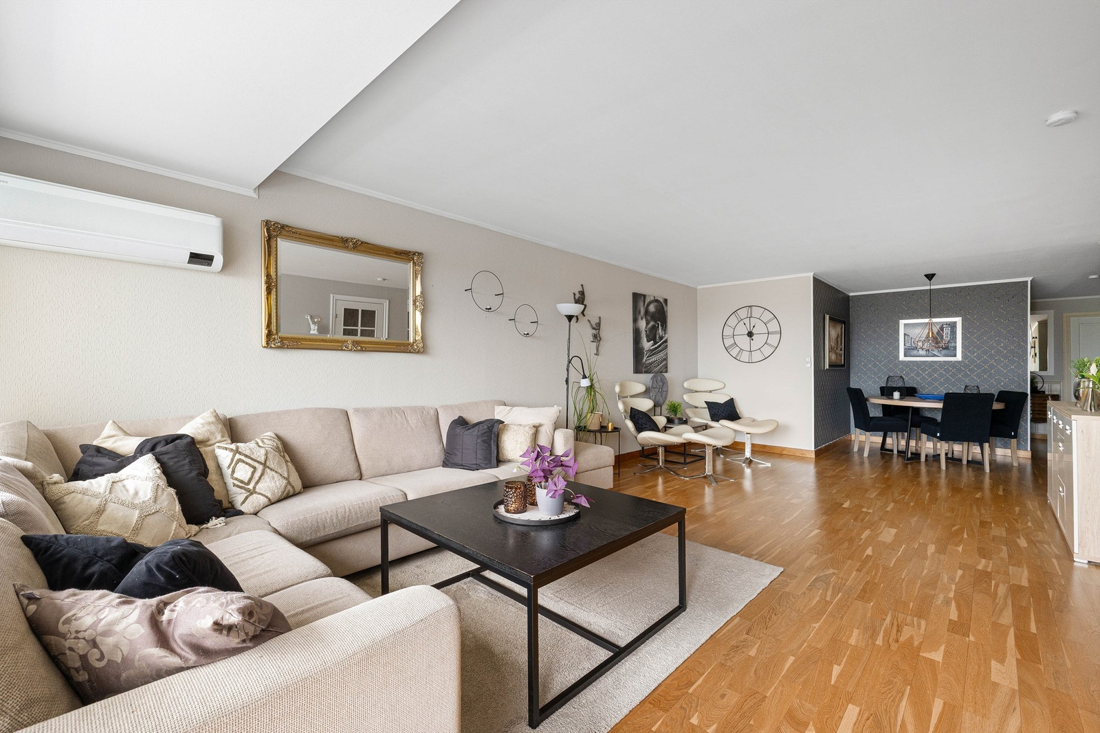 Lys og innbydende stue med plass til både sofagruppe og spisestue - perfekt for sosiale lag. Galleribilde