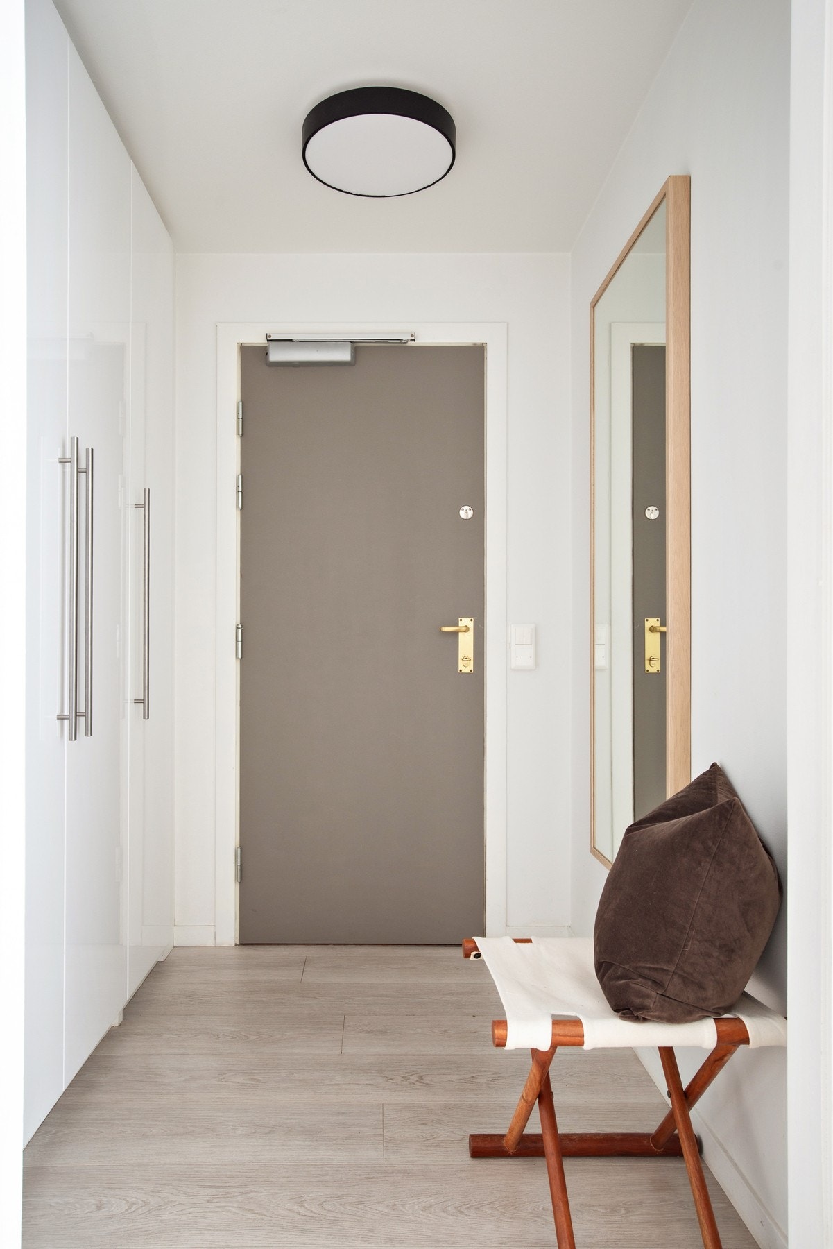 Lys entré med stort garderobeskap. Galleribilde