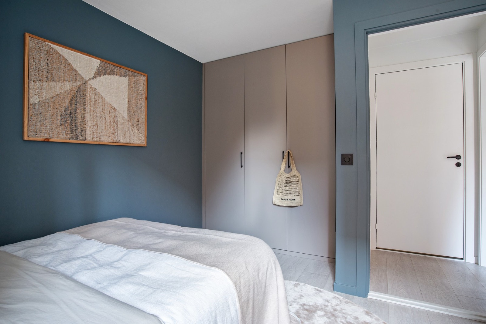 Rommet er innredet med et spesialtilpasset garderobeskap med tilhørende kommode fra Garderobeeksperten. Galleribilde