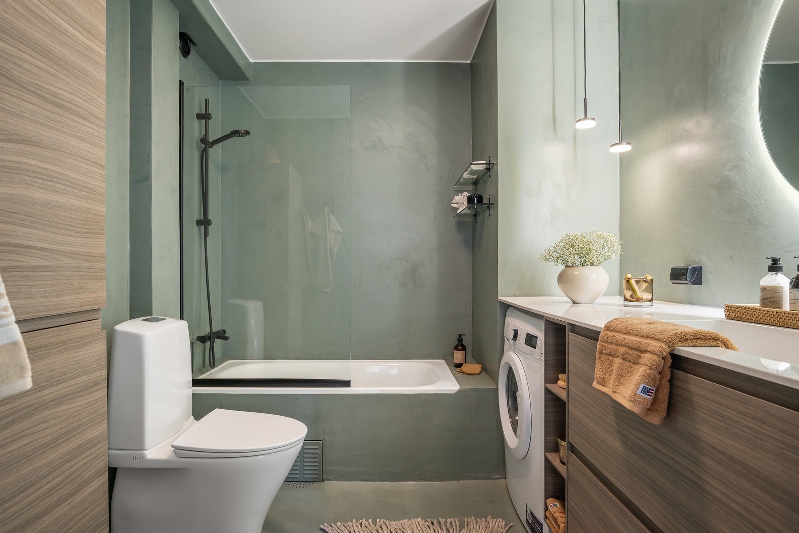 Smakfullt bad, pusset opp i 2023 med nye varmekabler, baderomsinnredning, klosett, servant, dusjdører og mikrosement på vegger og gulv. Hovedkonstruksjonen er fra byggeåret. Galleribilde