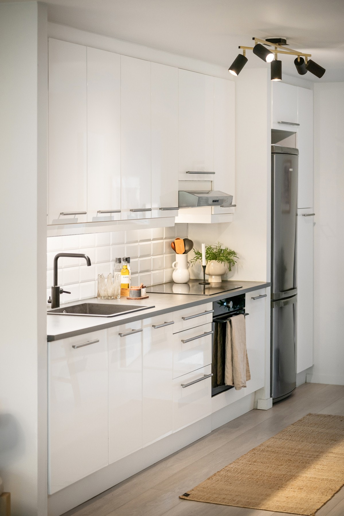 Over benken er det lagt fliser i tidløs utførelse som både gir et pent uttrykk og gjør rengjøringen enkel. Galleribilde