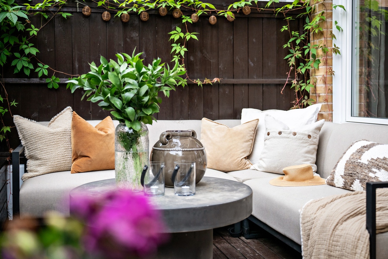 En innbydende uteplass som fungerer som en naturlig forlengelse av oppholdsrommet. Galleribilde