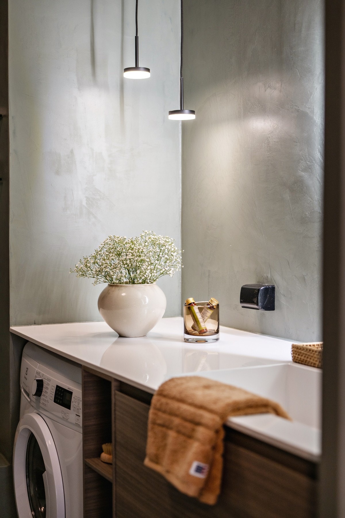 Under benkeplaten er det opplegg for vaskemaskin - en praktisk og plassbesparende løsning. Galleribilde