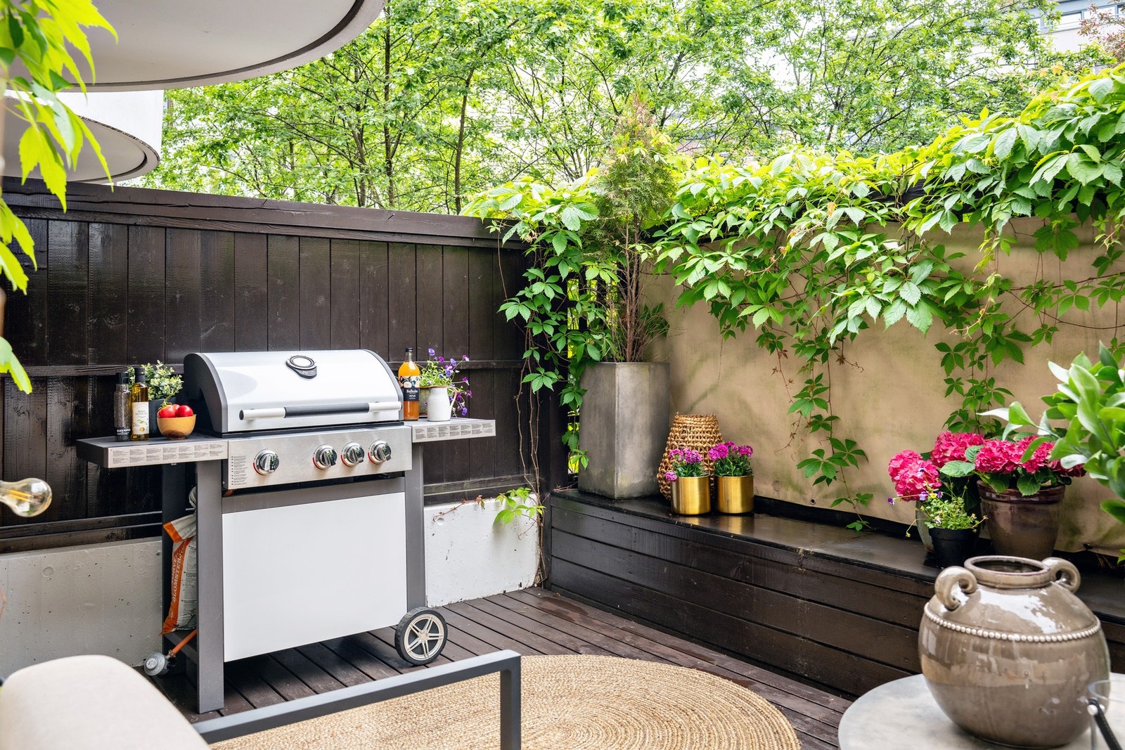 Uteplassen er i tillegg utstyrt med markise, stikkontakt og utebelysning. Galleribilde