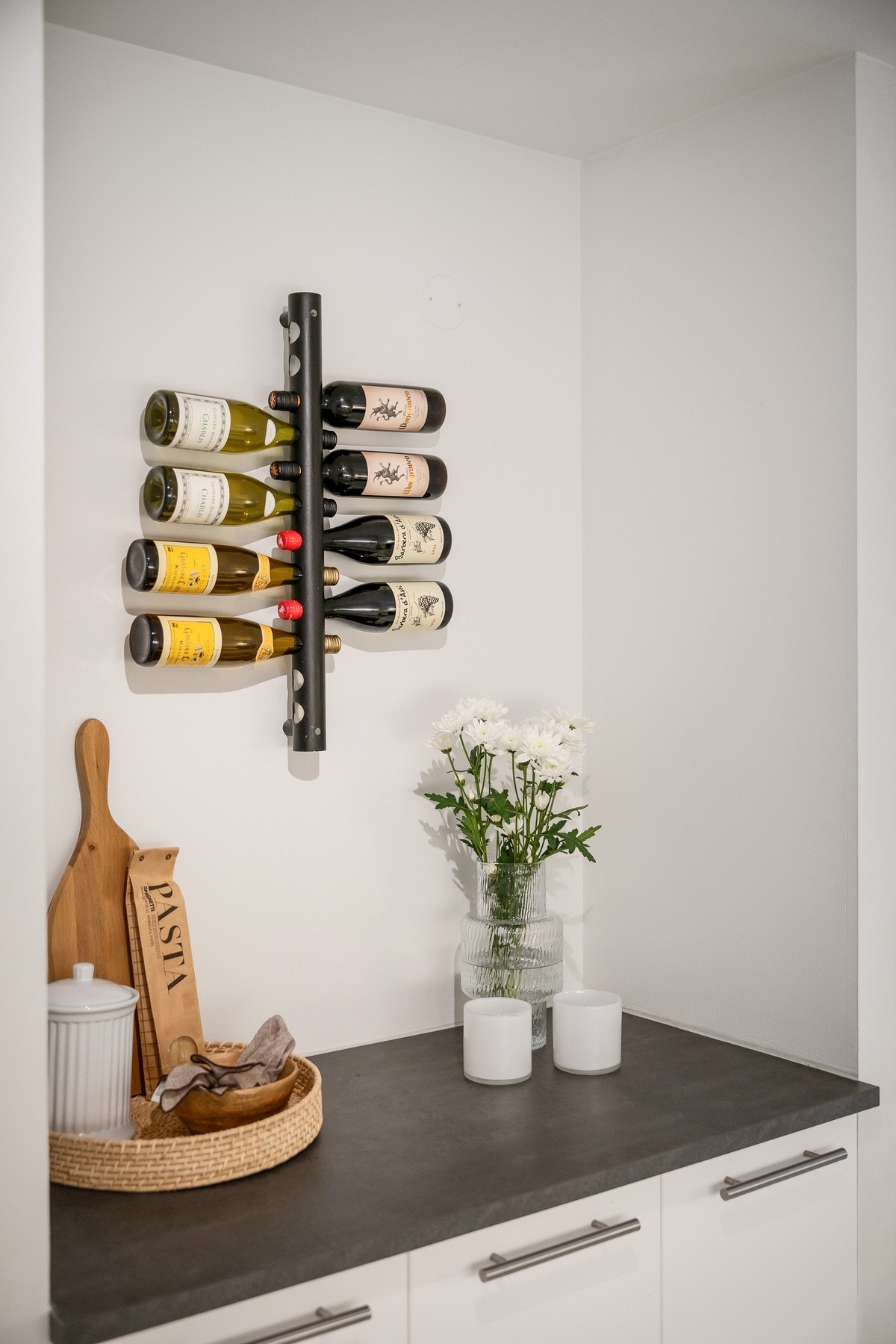 Innredningen har glatte, hvite fronter kombinert med benkeplate i laminat. Galleribilde