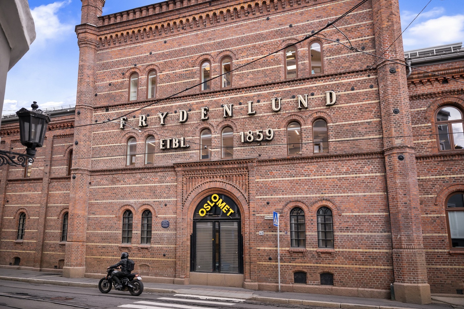 Leiligheten har en strategisk beliggenhet for studenter, med kort avstand til OsloMet, Veterinærhøgskolen og Tannlegehøyskolen. Galleribilde