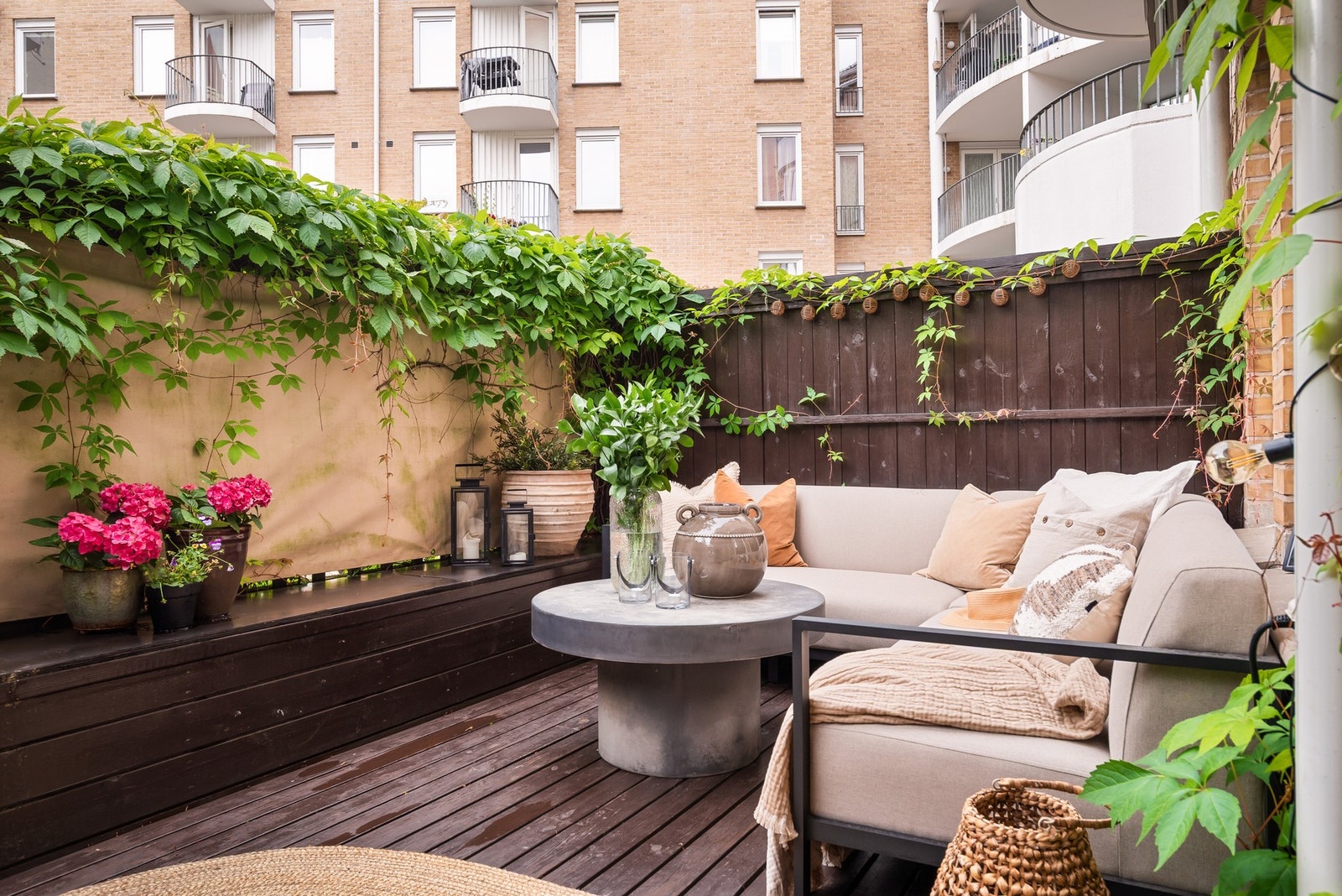 Stuen har utgang til en romslig og solrik terrasse på hele 15 kvm. Galleribilde