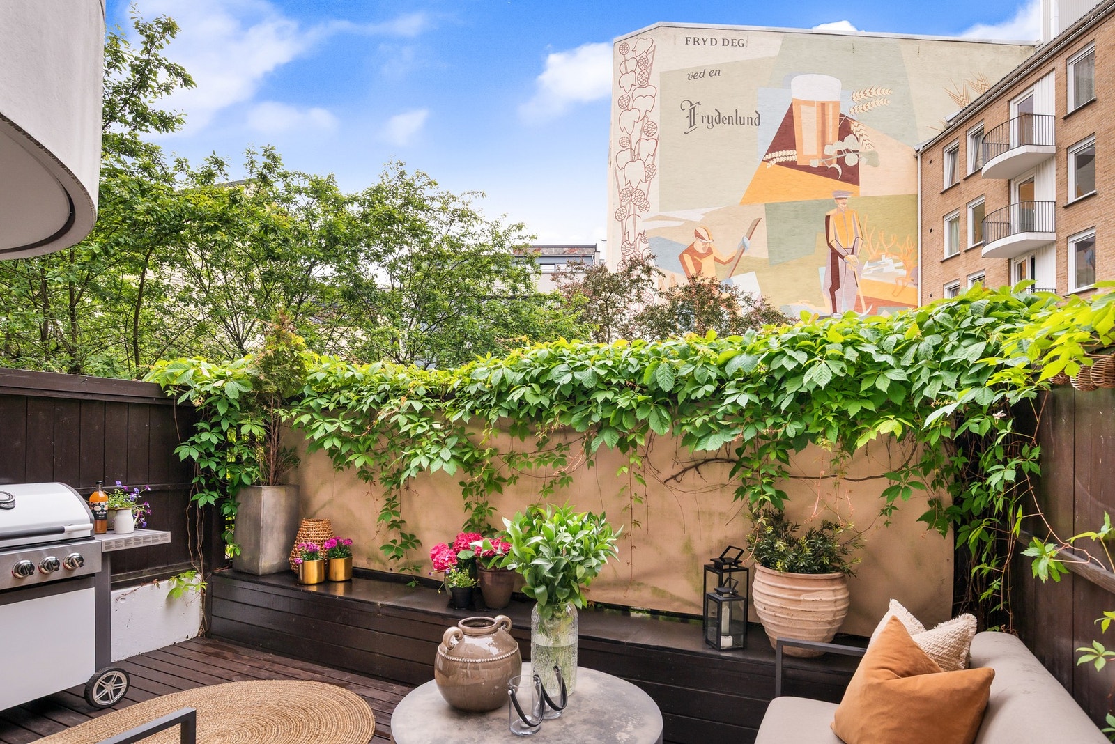 Terrassen ligger vendt mot den indre bakgården, skjermet for innsyn fra bakkenivå, noe som gir en rolig og privat atmosfære. Galleribilde