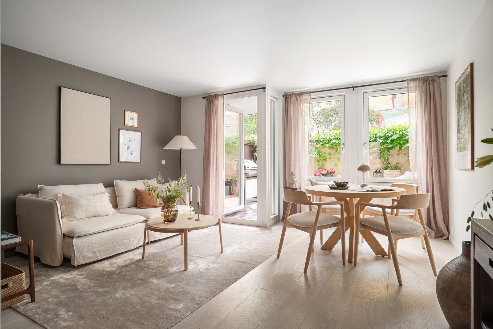 Leiligheten ligger i en svært høy 1. etg/2. etg fra gateplan med trappefri adkomst. Galleribilde