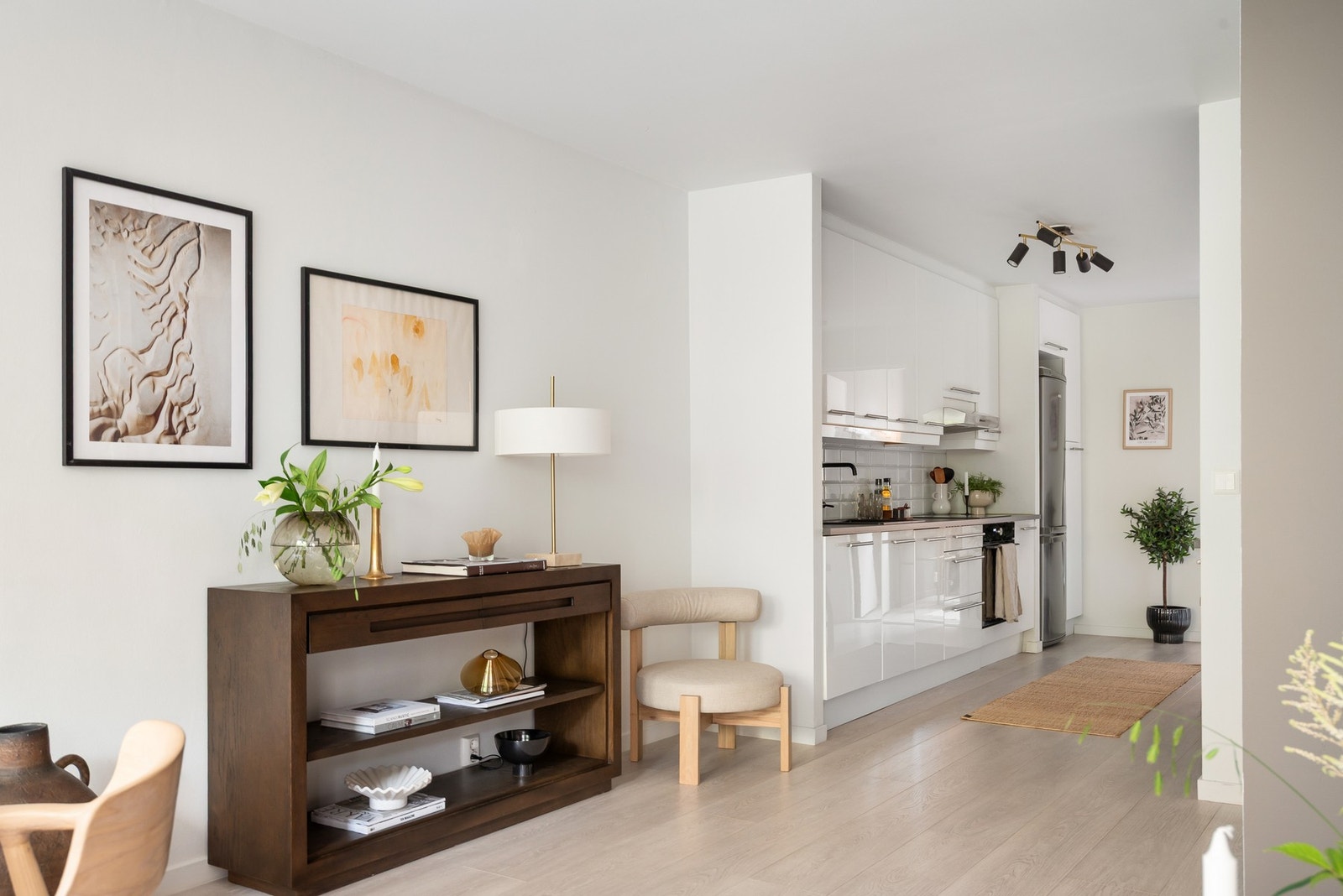 Stuen har en fin tilknytning til det lyse kjøkkenet. Galleribilde