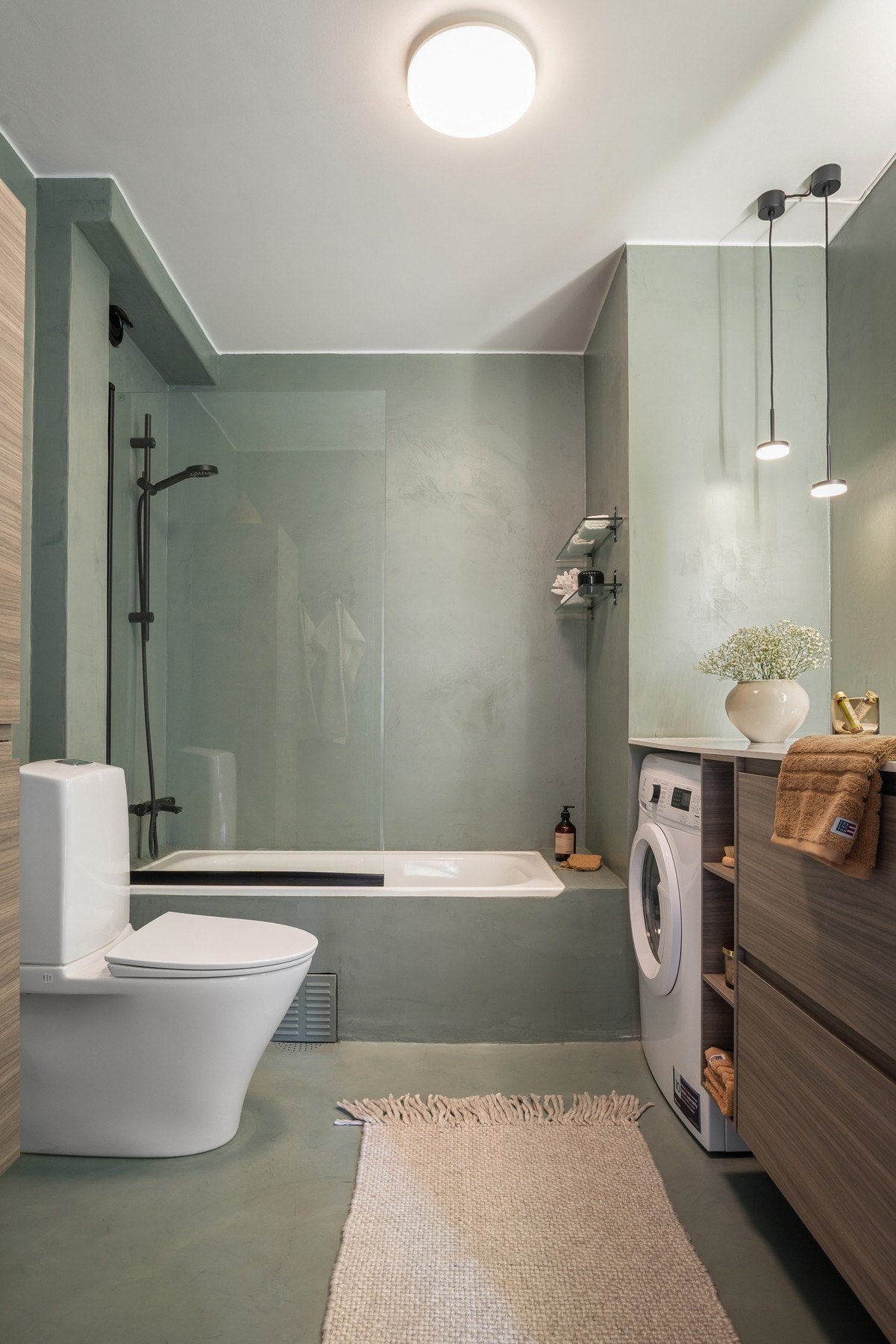 Badet er utstyrt med Plejd lysstyringssystem, som gir mulighet for trinnløs dimming og enkel styring av belysningen via app. Galleribilde