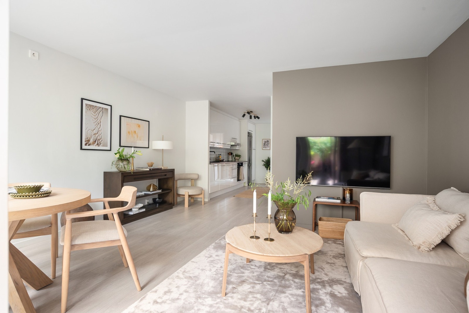 Overflatene er malt i et delikat fargevalg og på gulv er det lagt enstavs laminat (Pergo, sibirsk eik) i 2023. Galleribilde