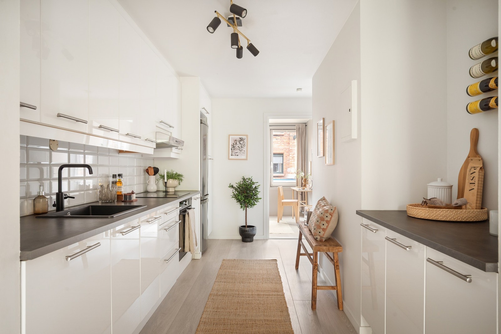 Kjøkkenet fremstår som lyst og funksjonelt, og ble oppgradert i 2023 med ny benkeplate, kum, armatur, induksjonstopp, stekeovn og kullfilterventilator. Galleribilde