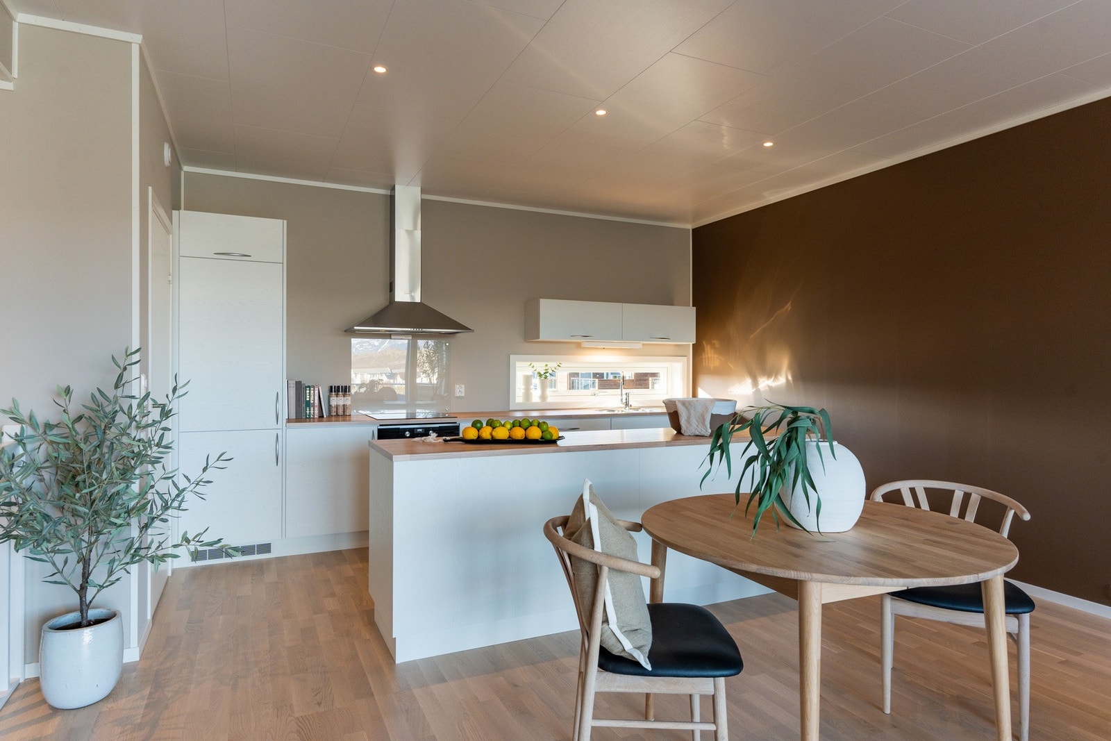 På kjøkkenet er det integrerte hvitevarer som kjøleskap m/fryseboks, komfyr, platetopp og oppvaskmaskin Galleribilde