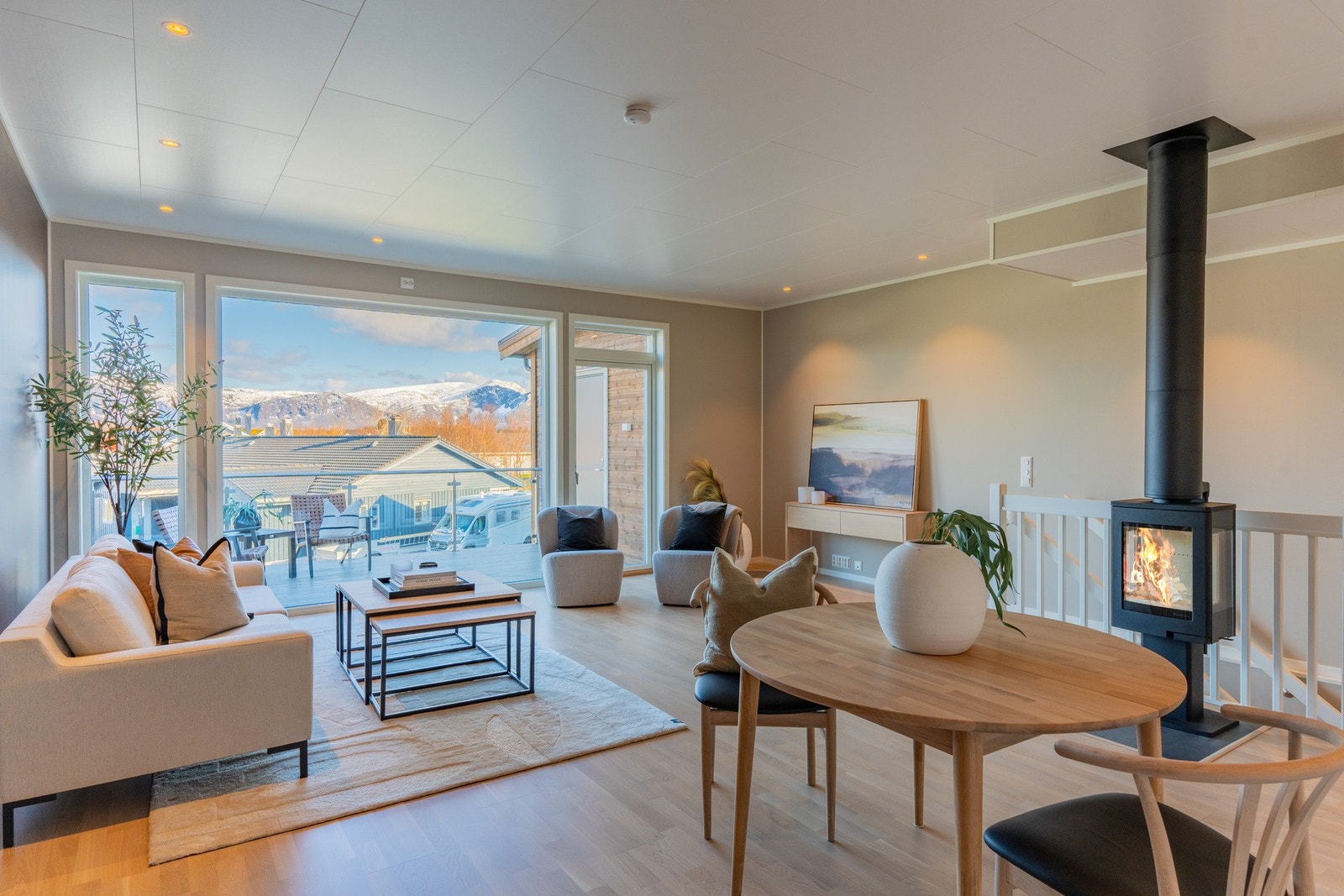 Stor og luftig stue med et herlig lysinslipp Galleribilde