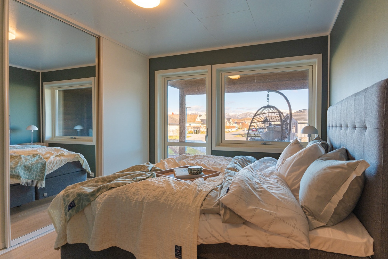 Soverommene holder god størrelse, her fra hovedsoverommet hvor du får skyvedørsgarderobe og direkte utgang til overbygd terrasse Galleribilde