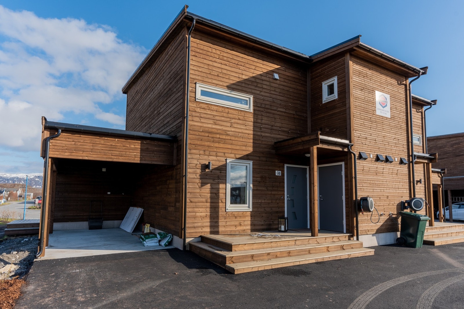 Bilen parkerer du i egen carport m/elbillader og på asfaltert oppstillingsplass Galleribilde