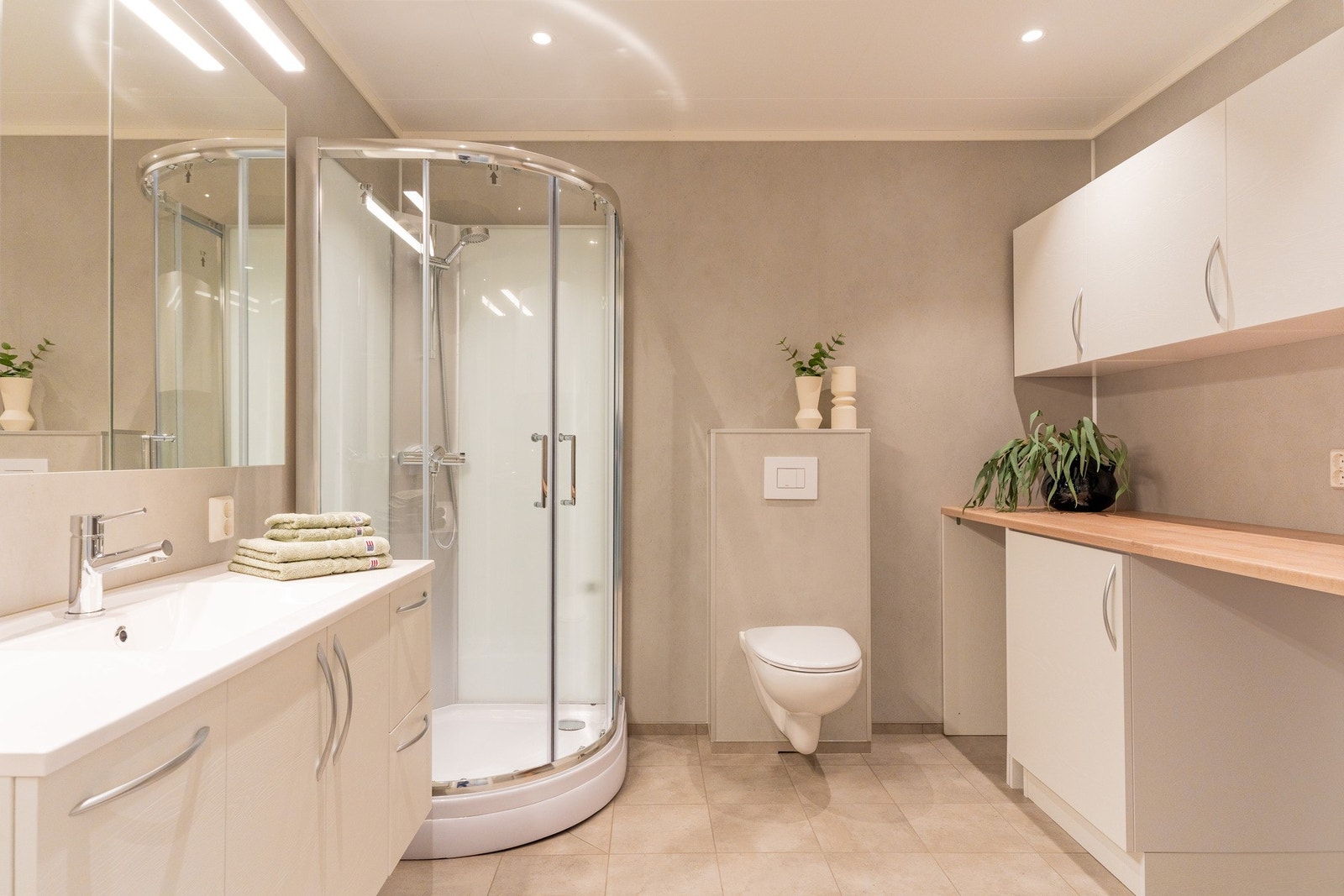 Her får du et delikat bad med flislagt gulv, baderomsplater på veggene og himlingsplater i tak m/spotter Galleribilde