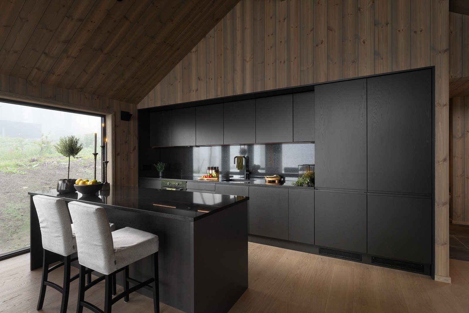 Håndlaget kjøkken fra Fjellmøbler, med benkeplater i stein, med integrerte hvitevarer fra Miele. Galleribilde